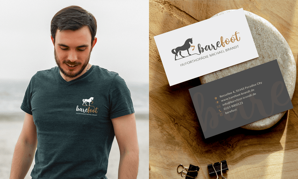 Zu sehen ist ein zweigeteiltes Foto, das das Logo Huforthopädie Barefoot einmal auf T-Shirt, einmal auf einer Visitenkarte zeigt.