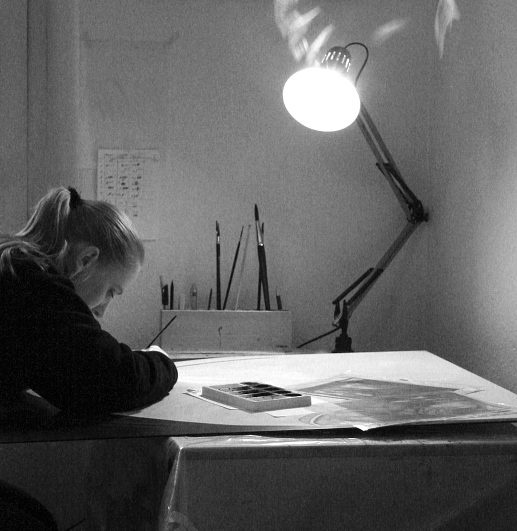 Ein Schwarz-Weiß-Foto einer Ateliersituation; zu sehen ist Bianca Schelling bei der Arbeit