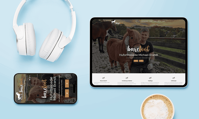 Die Website Huforthopädie-Barefoot zu sehen auf einem Tablet und Smartphone, sie wurde mit WordPress erstellt.